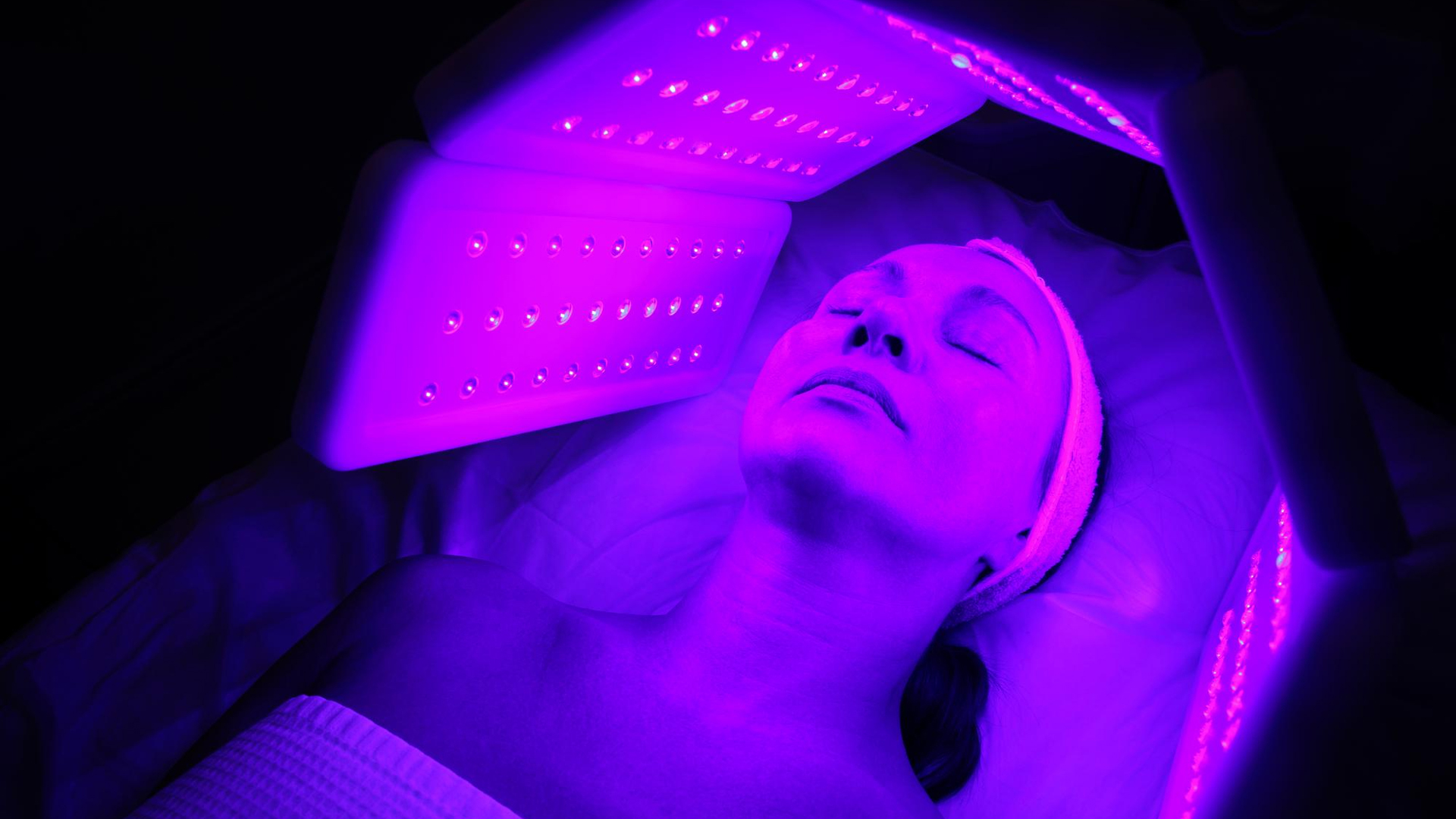 red light therapy before or after tanning